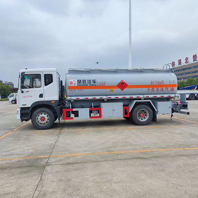 高效流動(dòng)加油新選擇 東風(fēng)多利卡12方油罐車(chē)助力工地能源補(bǔ)給